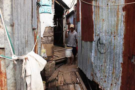 Do nhiều nhà nằm trên con sông Cái nên đường sá ở khu vực này chủ yếu là đường ván (gỗ) và hẹp - không đủ cho 2 xe máy tránh nhau; cách 5-10m lại có một khúc cua như mê cung thực sự. Đặc biệt, dân ở đây sợ nhất là hỏa hoạn, bởi xe cứu hỏa không thể vào được