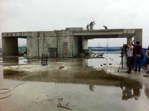 Đang 'cắt ngọn' tòa nhà 8B Lê Trực