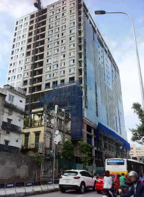 Đang 'cắt ngọn' tòa nhà 8B Lê Trực