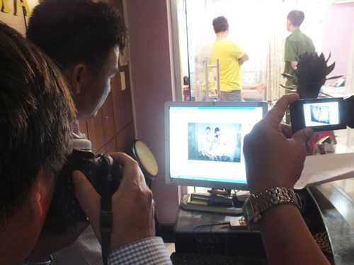 Đoàn kiểm tra phát hiện trong máy tính chứa hàng trăm file ảnh nhân viên ăn mặc sexy để khách lựa chọn - Ảnh: Duy Khang