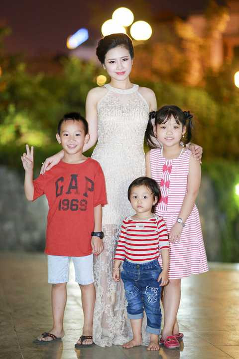 Rất nhiều khán giả đã nhận ra và đến chụp chung với Dương Hoàng Yến trước giờ cô ra sân khấu biểu diễn.