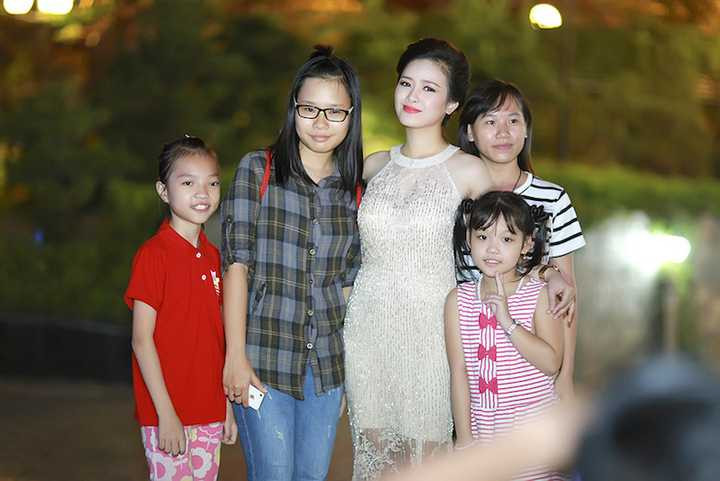 Trong số này có nhiều khán giả nhí đến để xin chữ ký, khi Dương Hoàng Yến hát trên sân khấu, nhiều em còn thuộc và đứng dưới hát theo say sưa từ đầu đến cuối.