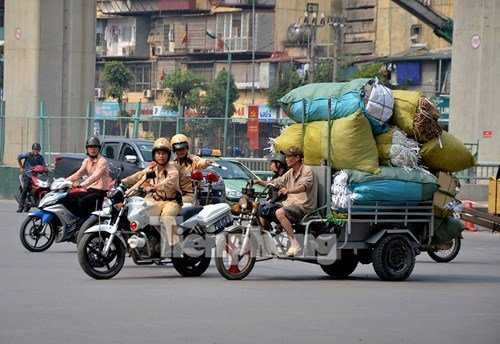 Trước đó, lực lượng chức năng ra quân xử lý tình trạng xe chở hàng hoá cồng kềnh, xe giả danh thương binh, xe máy cũ nát lưu thông trên đường.