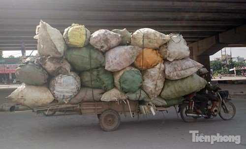 Chiếc xe có chiều dài tổng cộng hơn 5 mét nhưng vẫn chạy băng băng trên đường.