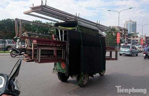 Một chiếc xe ba bánh chở khung sắt cồng kềnh trên đường Giải Phóng hướng đi Lê Duẩn (Hà Nội).