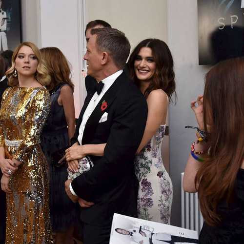 Rachel Weisz ôm chặt chồng trong hậu trưởng buổi ra mắt Spectre tại Anh.