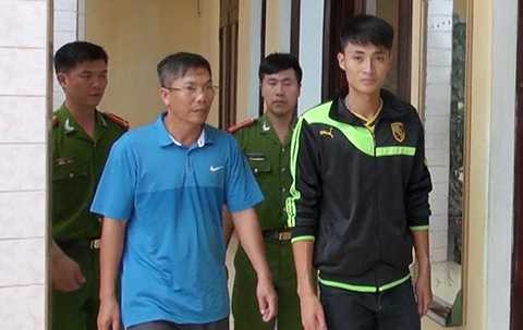 Hai đối tượng đến cơ quan công an khai báo.