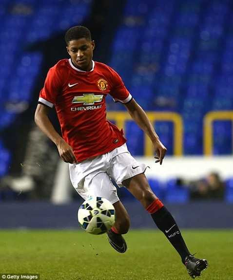 Rashford là cầu thủ trẻ mới nhất được van Gaal sử dụng trên đội 1 Rashford là cầu thủ trẻ mới nhất được van Gaal sử dụng trên đội 1