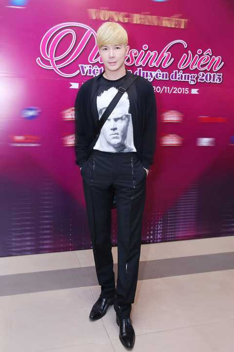 Bận rộn với lịch diễn cuối năm dày đặc, cặp đôi thân thiết của làng nhạc Việt, Nathan Lee và Ngọc Anh vẫn dành thời gian để ủng hộ các bạn sinh viên trên cả nước khi ngồi ghế nóng cuộc thi Nữ sinh viên duyên dáng Việt Nam 2015.