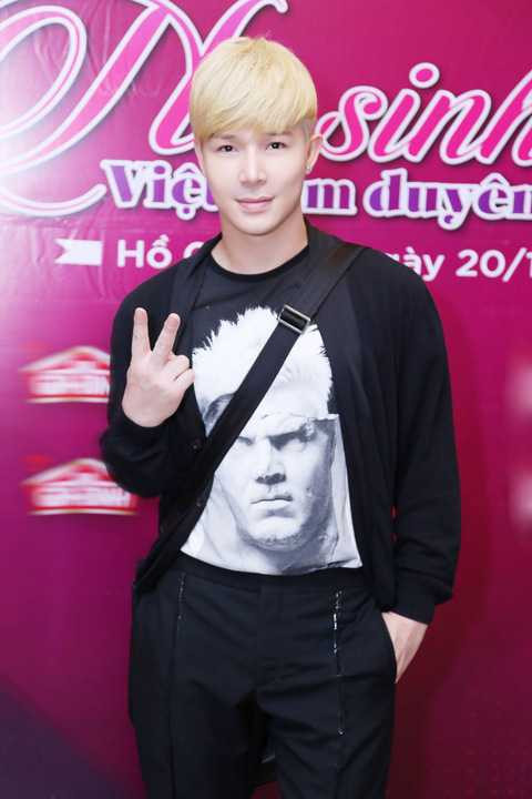 Nathan Lee tiếp tục khoe vẻ điển trai, lãng tử khi chung thuỷ với style quý ông với một cây đen gồm quần tây Balenciaga, áo khoác bằng lụa tơ tằm Alexander McQueen, áo phông Neil Barrett, túi da maxi Versace, giày JM Weston...