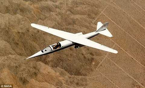 Máy bay cánh chéo AD-1 được sản xuất năm 1979 trong một dự án của NASA. Với thiết kế được cho là hạn chế khí động lực, AD-1 có thể xoay trục cánh từ 0-60 độ khi đang bay. Thế nhưng qua nhiều lần thử nghiệm, AD-1 đã bộc lộ bất ổn đối với một số góc xoay cánh và bị ngừng nghiên cứu năm 1982. 