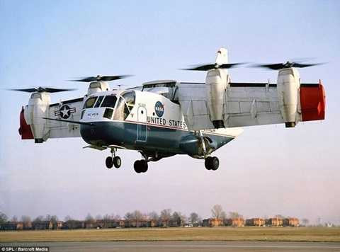 LTV XC-142 là máy bay thử nghiệm với cánh thẳng đứng được ra đời vào năm 1964, dành cho quân đội Mỹ. Vào thời điểm đó, quân đội Mỹ muốn sở hữu một loại máy bay có thể cất cánh và hạ cánh nhanh chóng đồng thời chở theo nhiều hàng hóa cũng như di chuyển trên quãng đường dài. 
