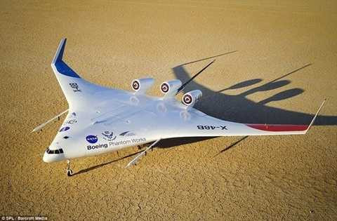 Thoạt nhìn, nhiều người sẽ không biết X-48B Blended Wing Body là máy bay hay tàu vũ trụ. Về cơ bản, X-48B Blended Wing Body chỉ là một nguyên mẫu thử nghiệm. X-48B Blended Wing Body là con lai giữa dòng máy bay thông thường và loại có thiết kế cánh cố định, không đuôi. Nguyên mẫu này ra đời nhằm đáp ứng nhu cầu về một mẫu máy bay vận chuyển quân sự công suất lớn, hành trình dài và đa nhiệm. 