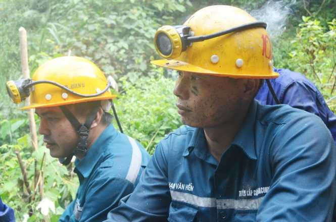 Có mặt tại hiện trường từ đêm 19-11, lực lượng cấp cứu mỏ - Tập đoàn công nghiệp than và khoáng sản Việt Nam đã triển khai công tác cứu hộ - cứu nạn một cách hiệu quả.