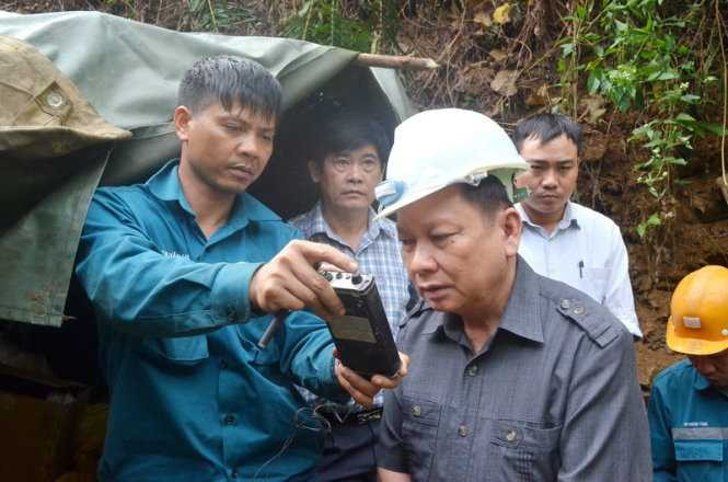 Có mặt tại hiện trường sáng 21-11, ông Bùi Văn Tỉnh, Bí thư Tỉnh ủy Hòa Bình đã động viên lực lượng cứu hộ đang làm việc trong hầm lò thông qua hệ thống thông tin nội bộ do Trung tâm cấp cứu mỏ - Tập đoàn công nghiệp than và khoáng sản Việt Nam thiết lập.