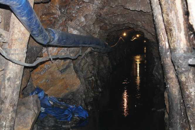 Sau 4 ngày, trong đường hầm vẫn còn nhiều bùn và nước. Theo tính toán của lực lượng cứu hộ, lượng nước chảy từ hầm vẫn còn đạt lưu lượng 4m3/giờ