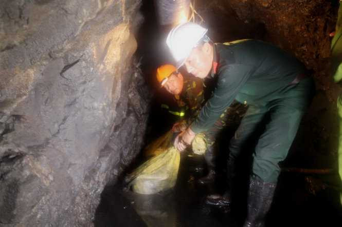 Do đường lò chật, hẹp với chiều rộng chỉ khoảng từ 1,2 - 1,4m; chiều cao từ 1,6 - 1,7m nên việc vận chuyển đất đá theo phương pháp thủ công của các lực lượng cứu hộ vẫn còn gặp rất nhiều khó khăn