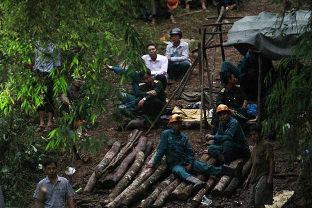 Lực lượng cứu hộ luôn luôn túc trực ngay tại cửa hầm - Ảnh: Nam Trần