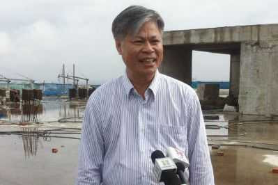 Ông Đỗ Thế Hùng trả lời báo chí.