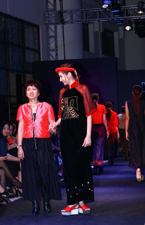 Dấu ấn văn hóa Việt được NTK Xuân Thu đưa vào những thiết kế đậm nét từ năm 2013 khi chị được mời tham gia dự án thiết kế lễ phục Nhà nước (giai đoạn 2012-2013). Ở dự án này chị được nhận định là một NTK đi đúng tiêu chí, mang được tinh thần Việt , có tính lễ nghi sang trọng vào trang phục.