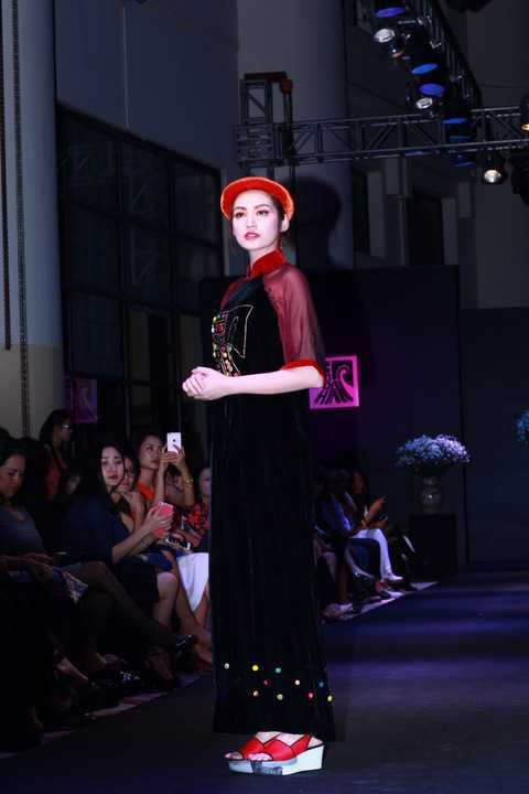 Từ dự án thiết kế lễ phục Nhà nước đã thôi thúc NTK Xuân Thu cho ra đời nhiều BST có dấu ấn văn hóa Việt. Gây chú ý và thu hút những người yêu nghệ thuật thời trang là BST Áo bông Hoa xuân năm 2015. Và năm 2015, NTK Xuân Thu cho ra mắt BST xuất phát từ nghiên cứu gốm Hoa nâu dựa trên trang phục Kinh Bắc.