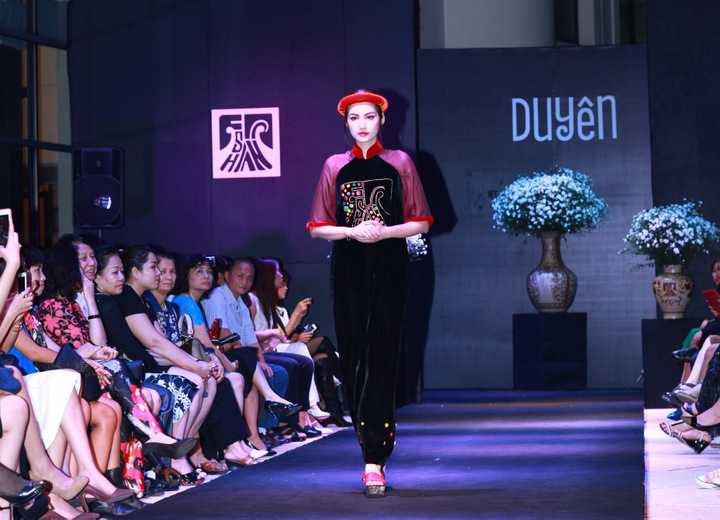 Suốt một thời gian dài, NTK Xuân Thu đã tạo được một dòng sản phẩm thời trang mang đậm chất nghệ thuật cao, được các khách hàng sành mặc và có sự yêu thích văn hóa Việt lựa chọn. Bởi rất ít NTK Việt hiện nay là họa sĩ, Xuân Thu là một trong số những NTK thuộc diện “hàng hiếm” đó. Điểm mạnh này giúp chị hướng tới việc chơi màu và lên ý tưởng trang trí một cách bài bản. 