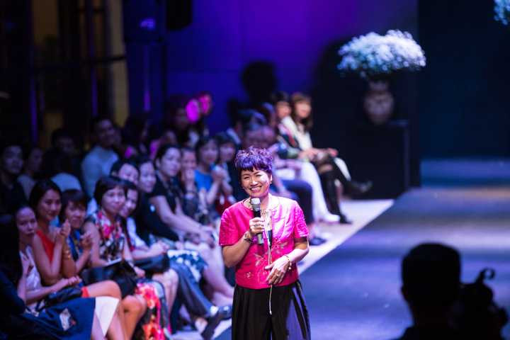 Chắc chắn khi sản phẩm không trở nên vô hồn nó sẽ bền với thời gian và trong lòng người sử dụng. Và đó cũng là slogan của NTK Xuân Thu: Thời trang Xuân Thu “Vẻ đẹp cùng thời đại – Beauty with time”. 