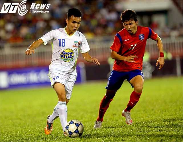 Cầu thủ sinh năm 1996 liên tục khuấy đảo hành lang cánh phải và khiến U19 Hàn Quốc dù có thể hình cao to hơn nhưng phải vất vả chống đỡ (Ảnh: Quang Minh)