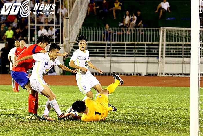 Một tình huống thủ môn U19 Hàn Quốc phán đoán đúng ý đồ của U21 HAGL, từ chối cơ hội ghi bàn mười mươi của Thanh Tùng