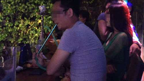 Một vị khách hút shisha trong “vũ trường lộ thiện” Pocpoc Beer Garden Một vị khách hút shisha trong “vũ trường lộ thiện” Pocpoc Beer Garden