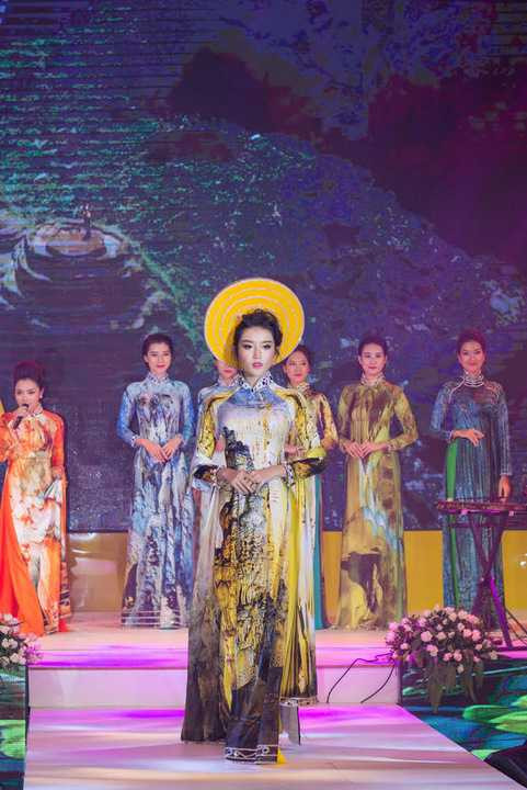 NTK Nhật Dũng đã ra mắt bộ sưu tập áo dài có tên Thiên đường là đây với những sắc áo lạ mắt.