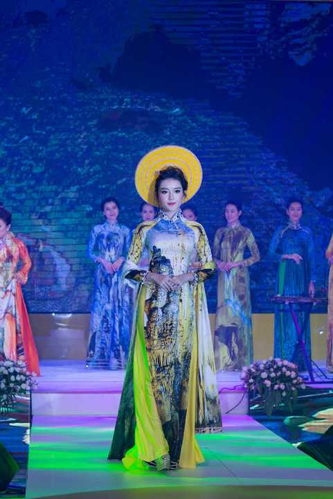 Á hậu Huyền My lộng lẫy, đài các diện một thiết kế có hoạ tiết hang động Thiên Đường, với mấn vàng quý phái. 