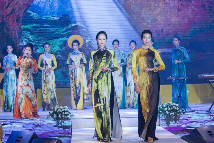 Với tình yêu quê hương Quảng Bình thiết tha và lòng tự hào về những thắng cảnh thiên nhiên hùng vĩ của vùng đất nguồn cội, Nhật Dũng ra mắt bộ sưu tập áo dài “Thiên đường là đây” với cảm hứng từ chính là những hang động di sản của Quảng Bình.