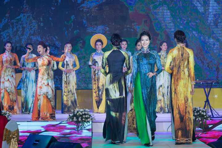 Khao khát giữ gìn những nét đẹp hoang sơ được tích tụ từ hàng triệu năm nơi các hàng động của quê hương, NTK Nhật Dũng đã tạo nên những bức tranh thiên nhiên Quảng Bình vừa hùng vĩ, tráng lệ lại vừa giàu ý thơ trên những tà áo dài Việt truyền thống.