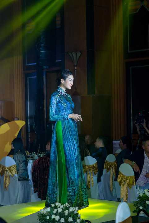 Sử dụng chất liêụ chủ yếu là vải lụa, Nhật Dũng đã khéo léo chọn lựa những gam màu lạnh để tạo nên những thiết kế áo dài vô cùng tinh tế và thanh lịch. 