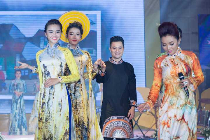 Trên mỗi bộ áo dài đều là hình ảnh các hang động tự nhiên của Quảng Bình cùng nhiều nhũ đá trùng trùng điệp điệp được mô phỏng bằng những hình khối, đường nét mạnh mẽ, tạo nên nét hiện đại độc đáo cho BST. 