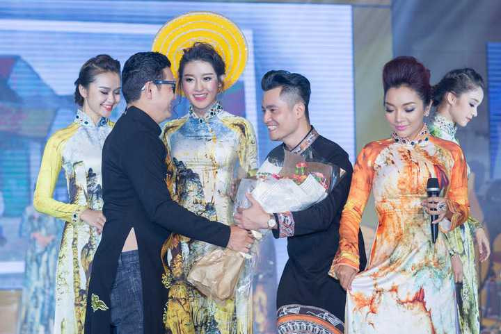 “Thiên đường là đây” đã thực sự phác họa lên một thiên đường bằng vải gấm, khiến cho ta thực sự phải trầm trồ và ngỡ ngàng. 