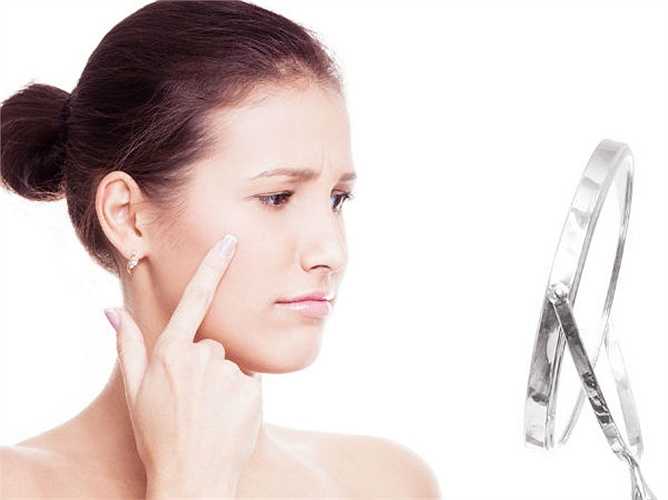 6. Rối loạn về da: Khi tăng hormon xấu cortisol do ngủ ít gây hại nhiều. Cortisol gây phá vỡ protein collagen trên da làm mất độ mịn màng trên da. Đêm không ngủ cũng tạo nên quầng thâm trên mắt.
