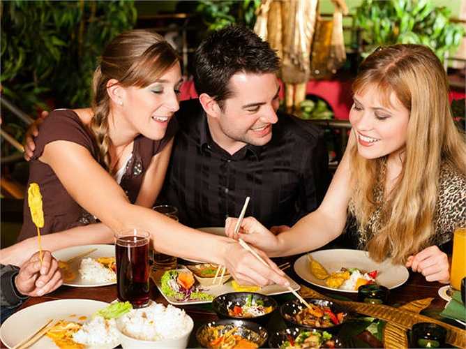 7. Thói quen ăn uống không đúng giờ: Ăn không đúng giờ cũng là thói quen xấu. Cơ thể chúng ta đòi hỏi năng lượng tại thời điểm cụ thể. Vì ngoài gây tăng cân, thói quen ăn uống không đúng lúc còn gây biến động mức độ hormone.