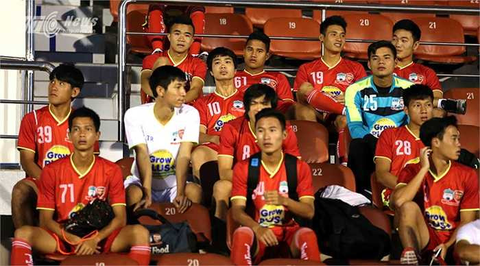 Công Phượng cùng đồng đội có mặt ở sân Thống Nhất, chuẩn bị cho buổi tập đầu tiên ở sân đấu này, trước khi bước vào giải U21 Quốc tế. (Ảnh: Quang Minh)