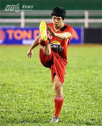 Số trước đó trong màu áo HAGL của tiền đạo xứ Nghệ là 44. Con số mang đến nhiều suy luận. Người thì cho rằng nó là số của con phượng hoàng. (Ảnh: Quang Minh)