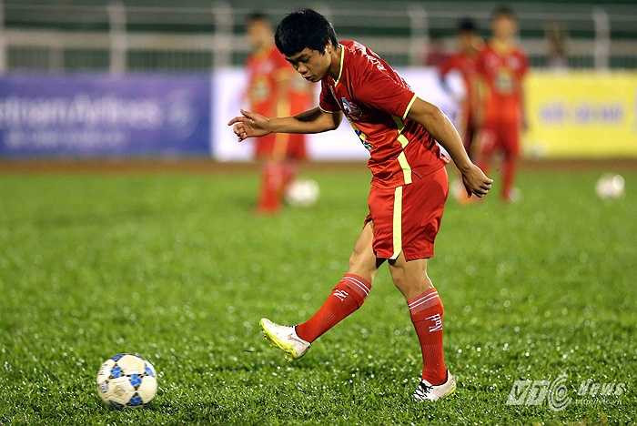 Nhưng có lẽ, số 10 mới là số áo khiến người ta nhớ nhiều về Công Phượng hơn. Anh được ví là 'Messi Việt Nam', chơi ở vị trí của một số 10 thực thụ. (Ảnh: Quang Minh)