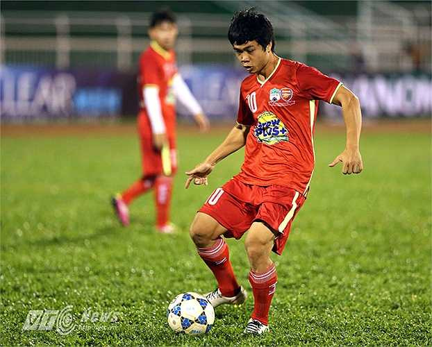 Cũng trong chiếc áo số 10 ở U19 HAGL-Arsenal JMG, Công Phượng đã tỏa sáng cùng đồng đội để giành chức vô địch giải U21 Quốc tế 1 năm trước. (Ảnh: Quang Minh)