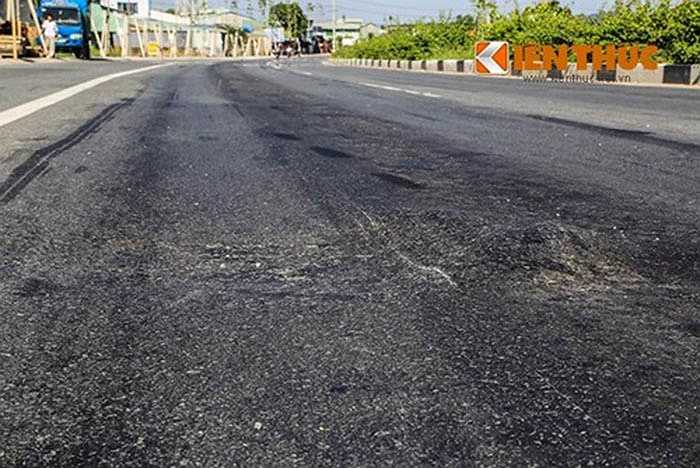 Thậm chí ổ gà, ổ voi đã bắt đầu xuất hiện trên tuyến đường nghìn tỉ được mệnh danh là 'con đường tơ lụa' của tỉnh Bình Dương.