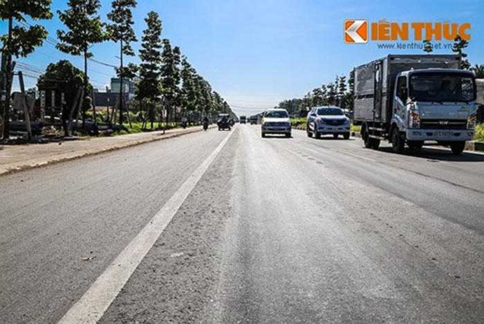 Theo ghi nhận của PV vào sáng 19/11, đoạn đường dài khoảng 3km từ khu phố Bình Thuận 2, phường Thuận Giao kéo dài đến ngã 6 An Phú (thị xã Thuận An) đang bị lún thành rãnh sâu 3-4 cm, trên mặt đường xuất hiện nhiều sống trâu, ổ gà.