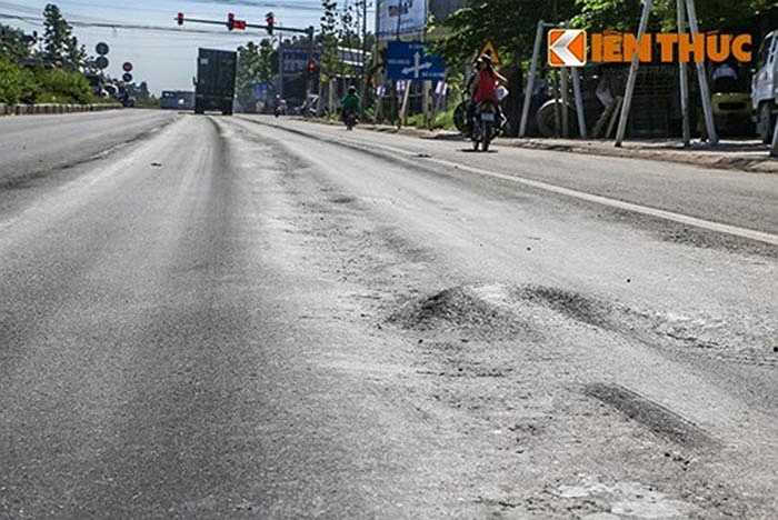 Tương tự, nhiều vị trí khác trên tuyến đường này cũng xảy ra trồi, lún bê tông nhựa gây khó khăn cho việc đi lại. 