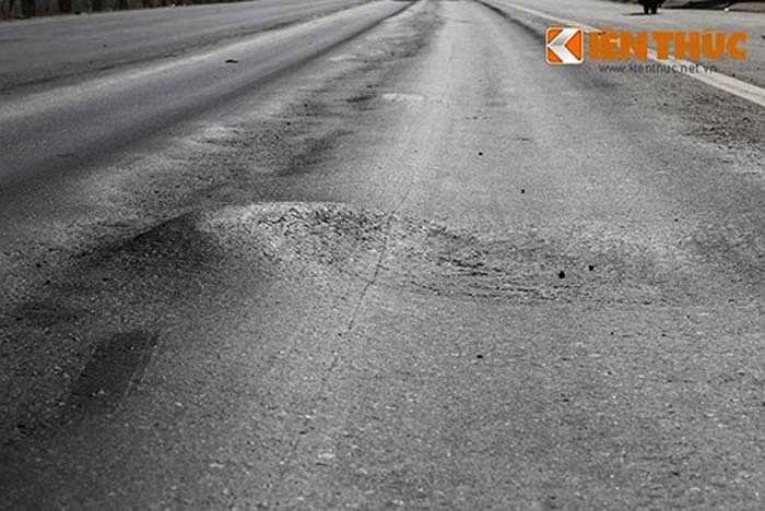 Vệt lún sâu tạo thành ổ gà gây nguy hiểm cho các phương tiện lưu thông với tốc độ cao. 