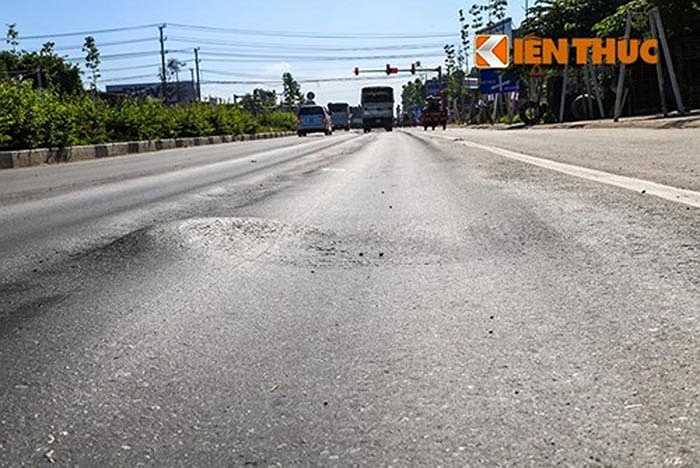 Những vệt lún có rãnh sâu tạo thành những sống trâu trên mặt đường. 