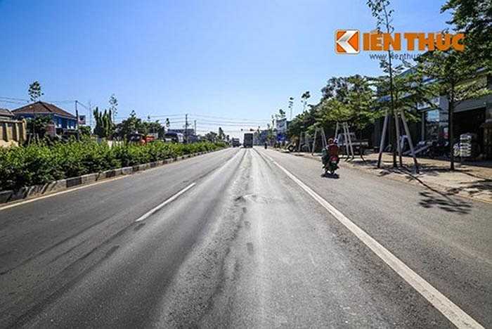 Đường Mỹ Phước - Tân Vạn là trục đường giao thông đi qua TP Thủ Dầu Một, thị xã Dĩ An và thị xã Thuận An (Bình Dương) dài 26,5 km, rộng 6 làn xe (30 mét) với vận tốc thiết kế 100 km/h. Dự án được khánh thành và cho thông xe giai đoạn 1 với đoạn đường dài 16 km (từ điểm giao với Tỉnh lộ 741 đến vòng xoay ngã 6 An Phú thuộc thị xã Thuận An) ngày 13/10/2015. Chủ đầu tư sẽ tổ chức thu phí trong vòng 46 năm để hoàn vốn đầu tư. 