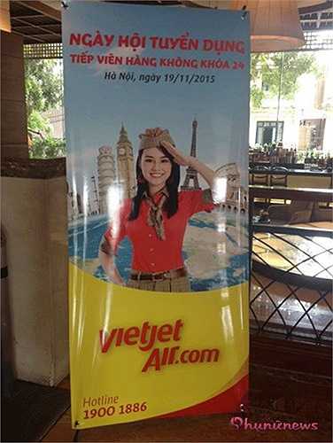 Từ sáng sớm khu vực tổ chức thi tuyển tiếp viên hàng không đã khá đông thí sinh tới đăng ký, nộp hồ sơ, với trang phục dự thi là nữ váy đen sơ mi trắng, nam sơmi trắng phối cà vạt và quần tây đen. Dàn trai xinh gái đẹp nổi bật đã thu hút không ít sự chú ý của mọi người khi đi qua sảnh khách sạn. 